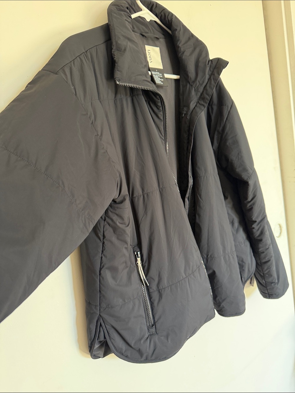 Vuori Black Cropped Puffer Jacket size large - Picture 4 of 8